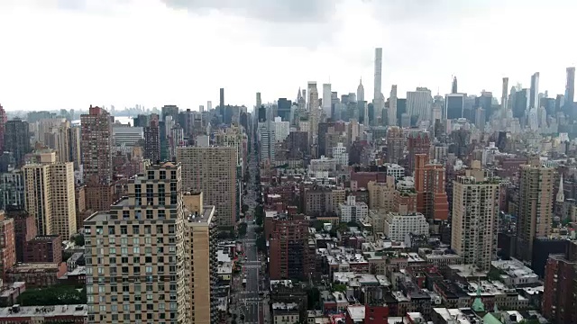 空中飞过倾斜的曼哈顿高楼大厦，纽约市视频素材