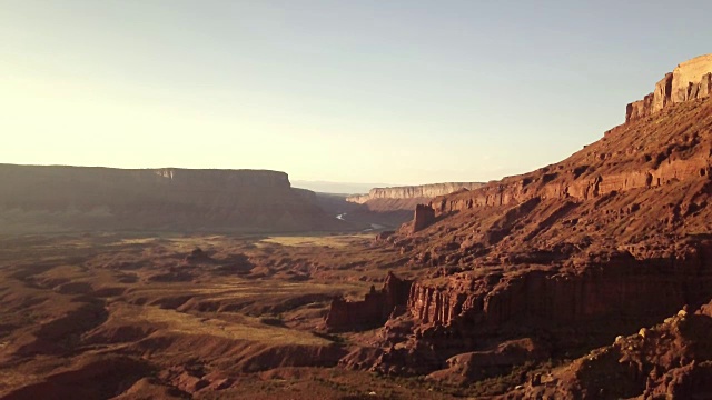红岩沙漠砂岩在犹他州东部靠近摩押视频素材