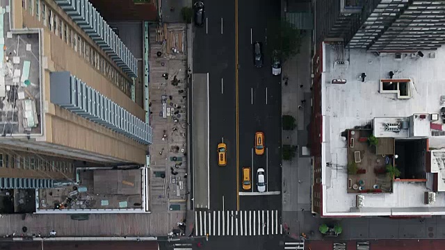 空中汽车在纽约市曼哈顿中城的交通中行驶视频素材