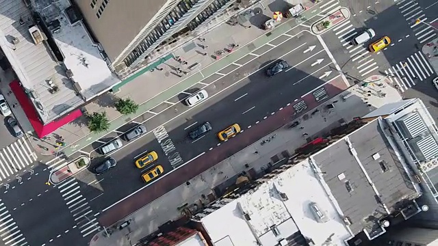 在纽约市曼哈顿中城的交通中，空中对角线汽车在行驶视频素材