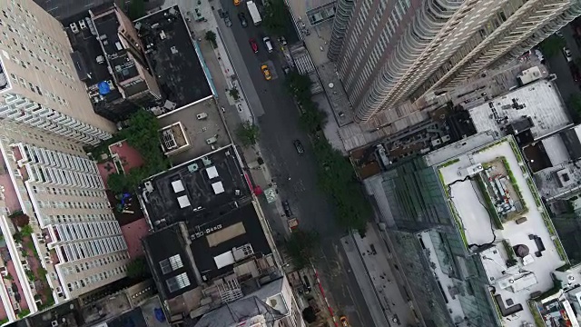空中汽车在曼哈顿中城的交通中行驶视频素材