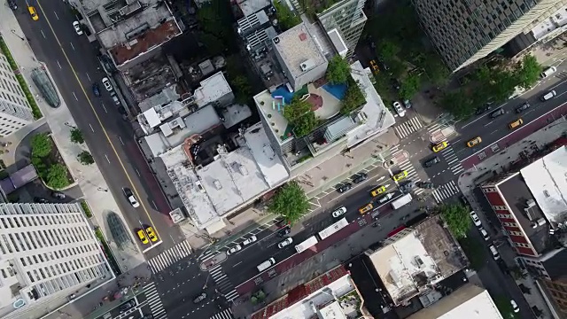 空中斜对角的汽车在曼哈顿中城的交通中行驶视频素材
