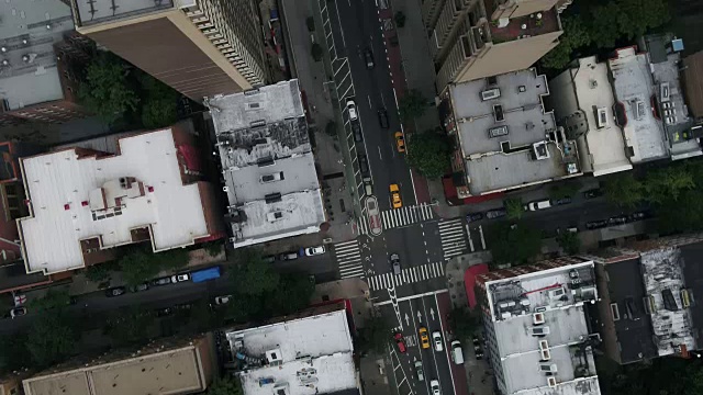 曼哈顿出租车在纽约市中城的交通中行驶视频素材