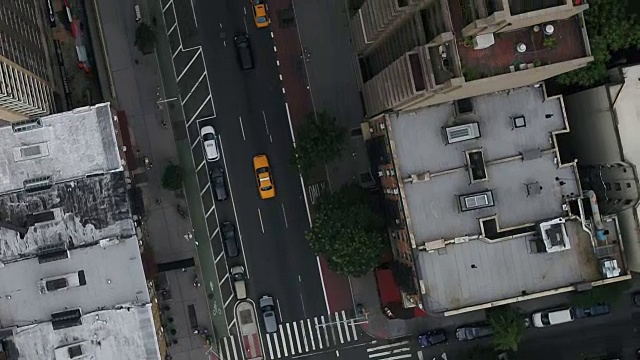 在街上行驶的出租车，纽约市曼哈顿中城的出租车视频素材