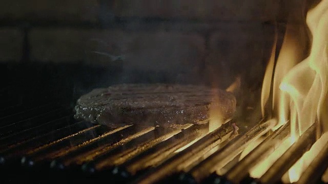 快餐烧烤牛排在火烤架上烹饪视频素材