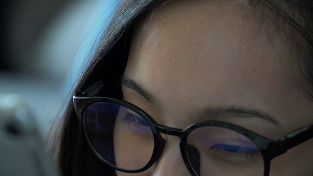 在线学习，戴眼镜的年轻女子视频素材