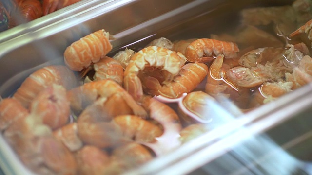新鲜的瑞典小龙虾在鱼市出售视频下载