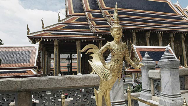 曼谷翡翠佛寺的天使雕像视频下载
