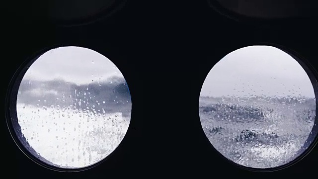 从波涛汹涌的海面上一艘船的舷窗里视频素材