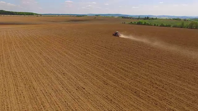 拖拉机在犁地上播下玉米种子。欧盟捷克共和国工农业。视频素材