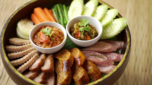 泰国北方风味红绿辣椒蘸酱套餐，配辣香肠，酸猪肉，越南猪肉香肠和蔬菜视频下载