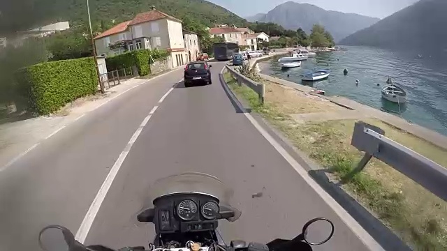 旅行概念骑在自行车上的黑山kotor湾的观点，pov的观点gopro，夏季时间的冒险视频素材