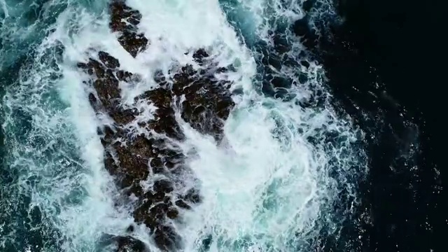 岩石海滩上的波浪视频下载