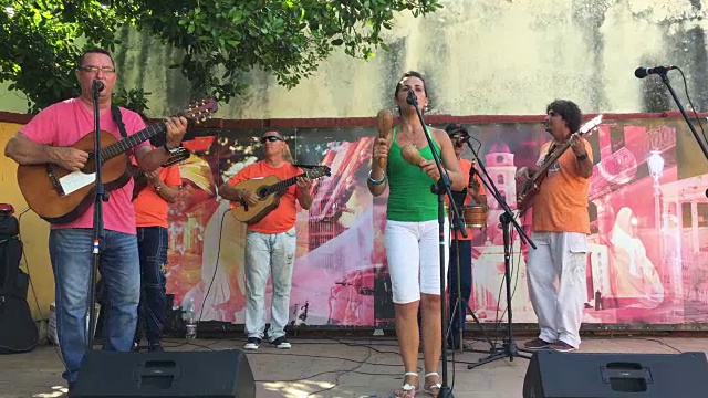 特立尼达，古巴:一个传统的古巴音乐团体在古巴舞步表演视频下载