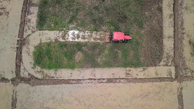 农机在农区工作的鸟瞰图视频素材