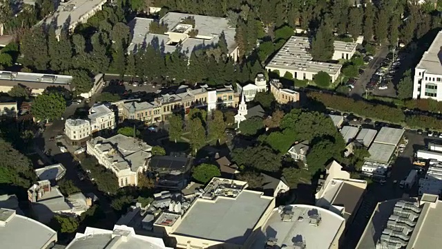 华纳兄弟电影公司在星谷虚构小镇外景拍摄的轨道视频下载