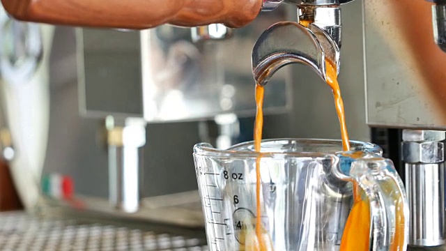 新鲜浓缩咖啡在工业酿造机器上。视频素材