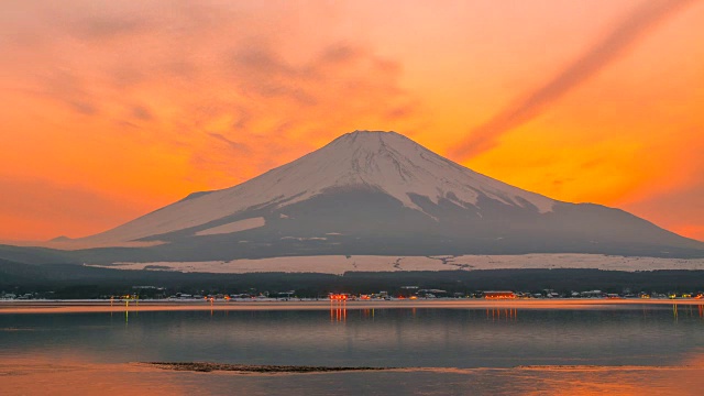 4k时间推移日落富士山与川口湖冰封，冬季，日本视频素材