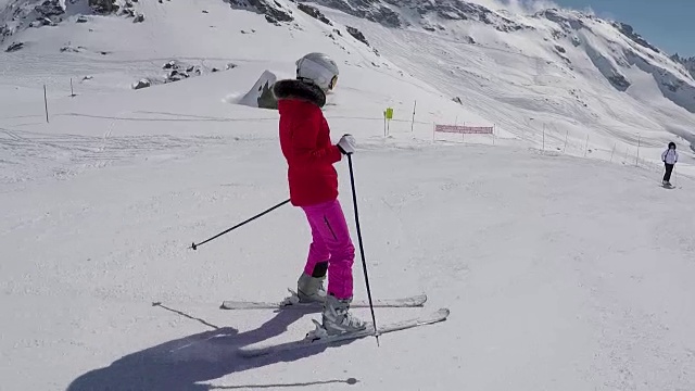 冬季滑雪者在山坡上滑雪并刹住滑雪板视频素材