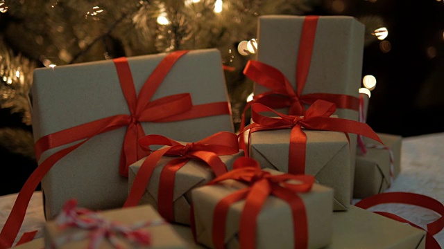圣诞礼物与圣诞树灯的背景视频素材