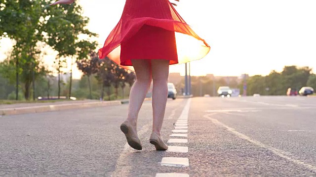 快乐的女人穿着红裙子跳舞，在路上转身视频下载