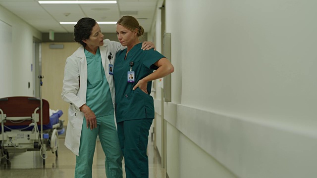 美国犹他州盐湖城，医生在医院走廊安慰哭泣的护士视频下载