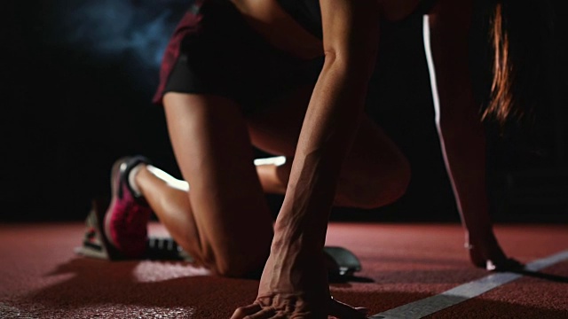 近距离的双腿在运动鞋运动员是跑垫在跑道上的体育综合和运行在缓慢的动作视频素材
