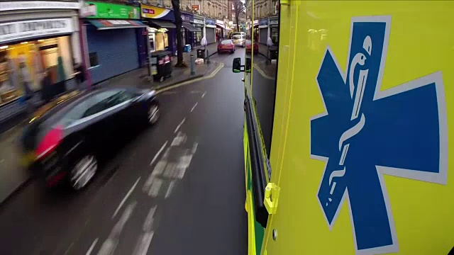 救护车在路上行驶视频下载