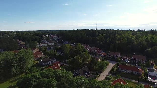 鸟瞰图附近的房屋和森林。飞越居民区视频素材