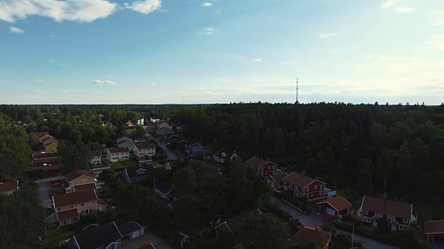 森林和附近房屋的鸟瞰图。飞越居民区视频素材