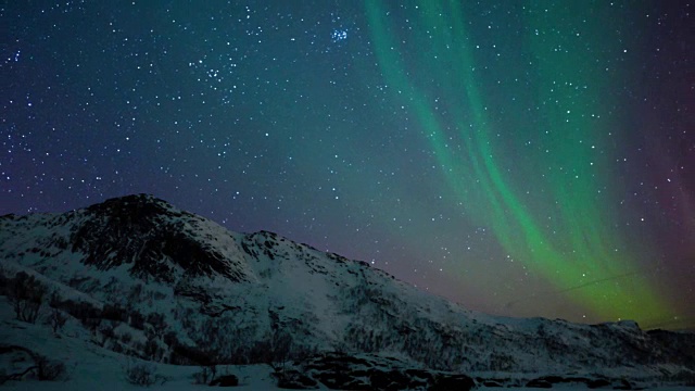 挪威北部罗弗敦上空的北极光高清延时拍摄视频下载