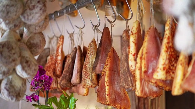 市场上摆满了鹿肉香肠、野猪肉、肉干熟食。干燥、模具。自然、意大利、食物、生物的概念视频下载