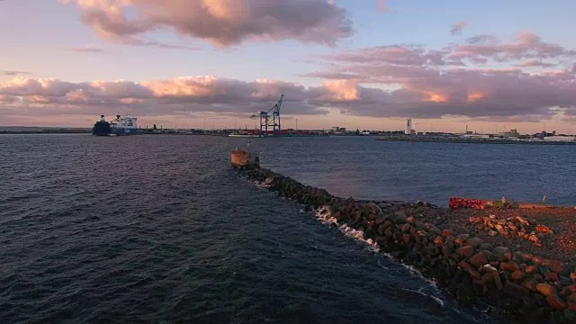 航拍黄昏时分的海岸和集装箱码头。码头上的船视频素材