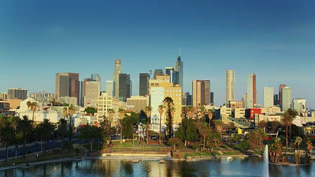 无人机飞越麦克阿瑟公园接近洛杉矶市中心视频下载