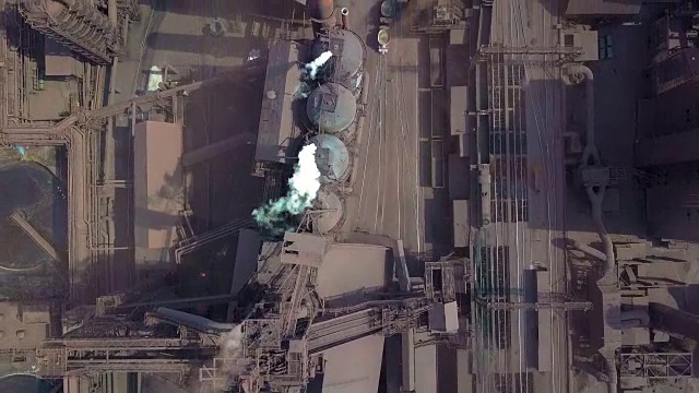 鸟瞰图。旧的工厂。城市空气受到冶金厂的污染视频素材