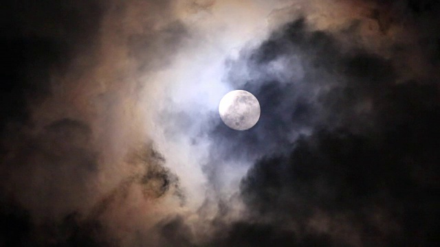 满月的夜晚，有明亮和黑暗的云视频素材