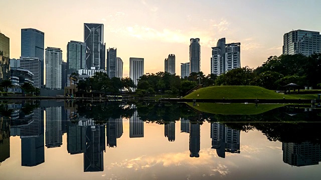 吉隆坡上空壮观的4k超高清延时日出视频素材