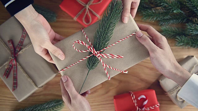 男人用手给女人送圣诞礼盒。视频素材