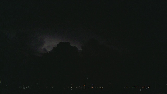 SLO MO，闪电和雷暴云在曼谷城市景观。视频素材