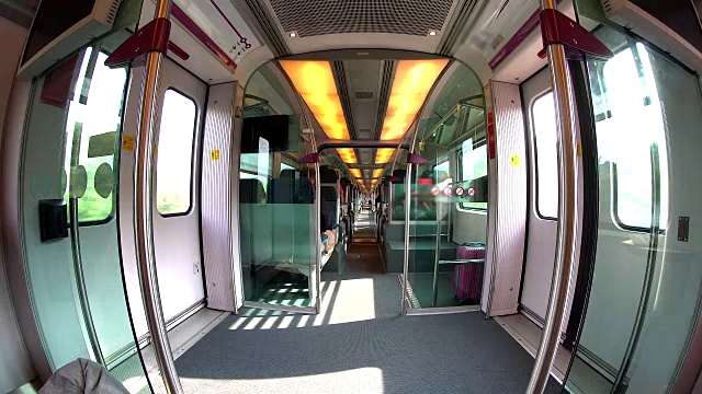 在马来西亚吉隆坡运行的高速列车内。视频素材
