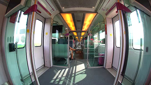 在马来西亚吉隆坡运行的高速列车内。视频素材