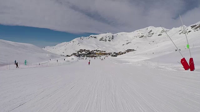 许多滑雪者从山腰滑雪到车站滑雪缆车视频素材