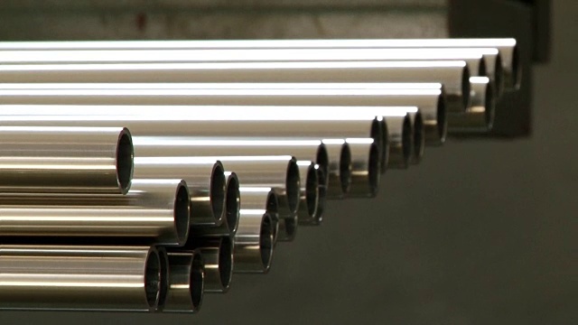 不锈钢管是工厂轧制金属的成品。视频下载