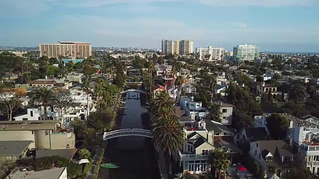 加州威尼斯海滩运河-拉回无人机拍摄视频素材