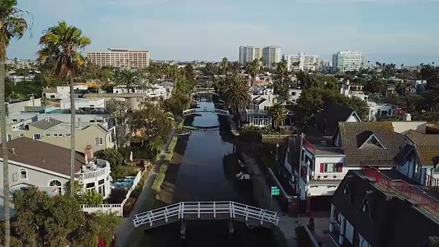 加州威尼斯海滩运河-拉回无人机拍摄视频素材