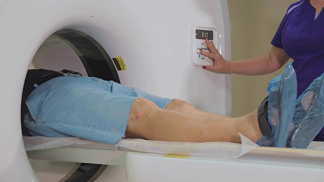 在现代医院对老年患者进行MRI、CT扫描。视频素材