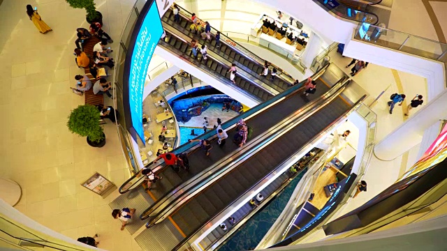 人们在曼谷购物中心乘坐白色扶梯的景象视频下载