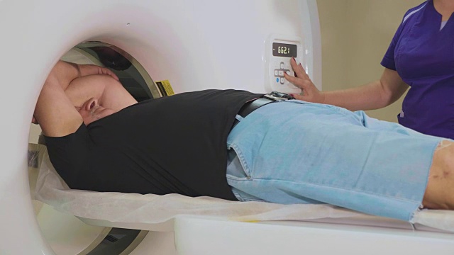 在现代医院对老年患者进行MRI、CT扫描。视频素材