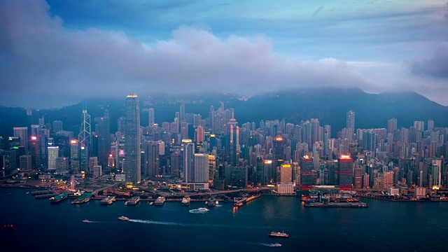灯火通明的香港天际线。中国香港视频素材