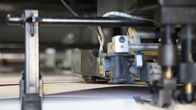 印刷胶印机纸开始工作。近距离视频素材